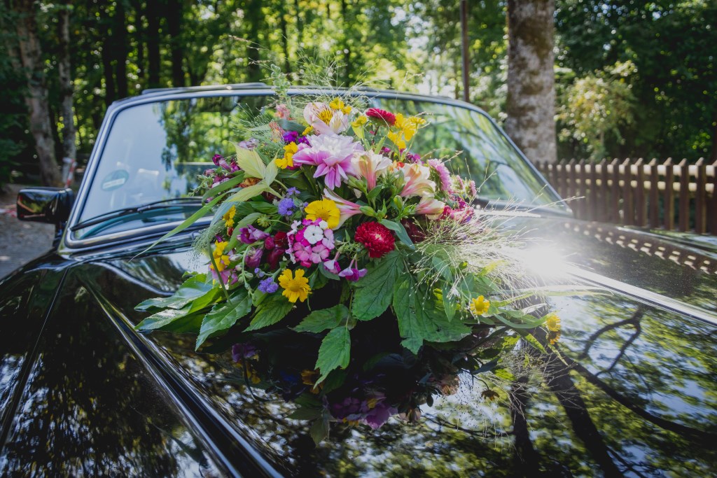 Blumenschmuck auf Motorhaube